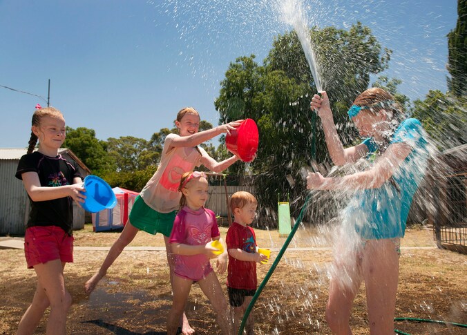 Spelende kinderen zoeken verkoeling in Adelaide.