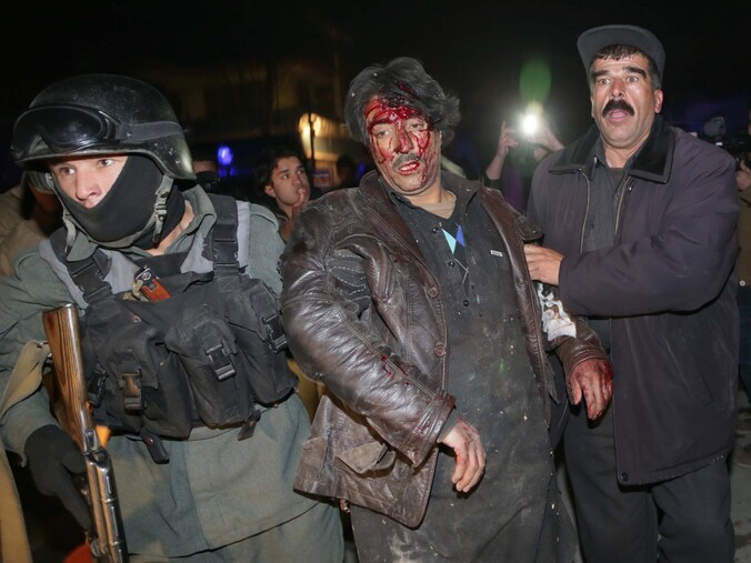 Een gewonde wordt afgevoerd na een bomaanslag in Kaboel in Afghanistan.