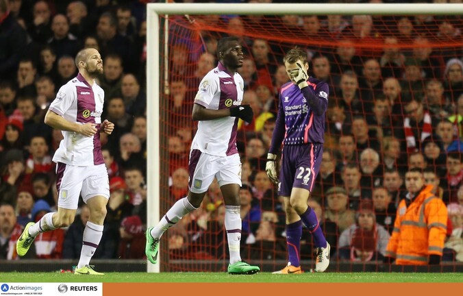Benteke juicht en Mignolet treurt.