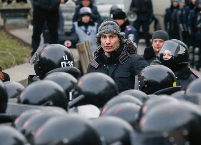 Klitsjko spreekt de oproerpolitie toe.