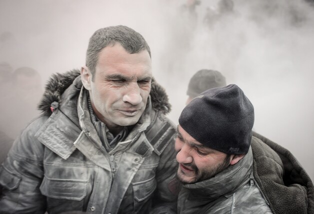 Vitali Klitschko nadat hij werd bespoten met een schuimblusser.