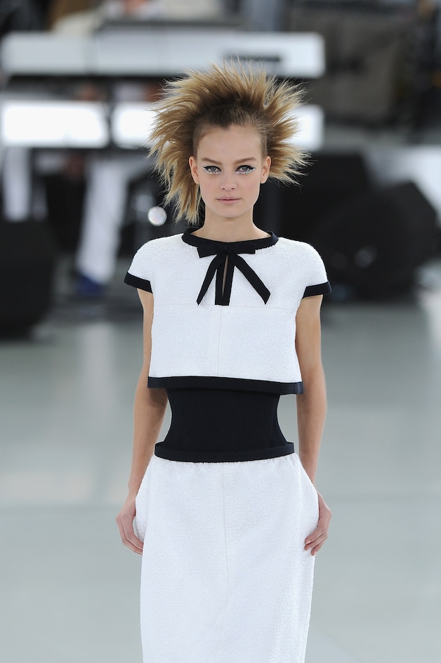 Een model tijdens een modeshow van Chanel in Parijs