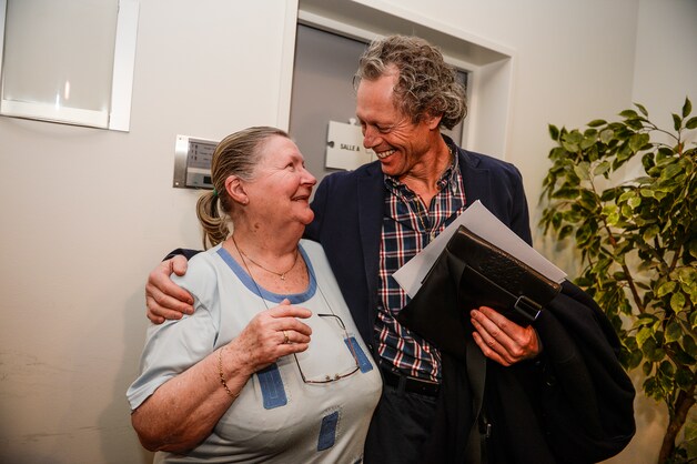 Het administratief personeel van de bond kreeg van MPH een knuffel.