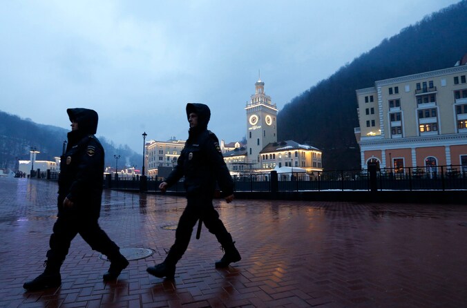 Politiemannen gisteren in Krasnaya Polyana, vlakbij Sochi.