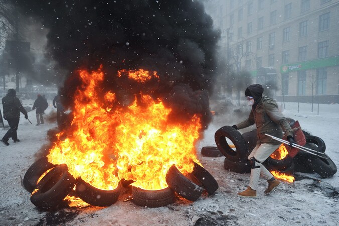Protesteerders verbranden autobanden in Kiev op 22 januari. Tot dusver was bekend dat er twee mensen omkwamen tijdens de protesten tegen de politie in de stad. De man die opgehangen werd gevonden, zou het derde slachtoffer zijn.