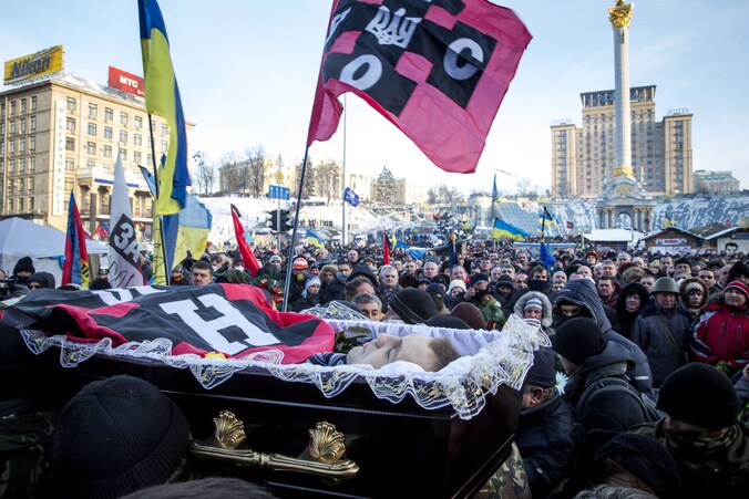 Het lichaam van Zhiznevsky wordt door de menigte gedragen