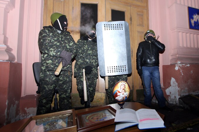 Antiregeringsdemonstranten voor het ministerie van Justitie in Kiev.