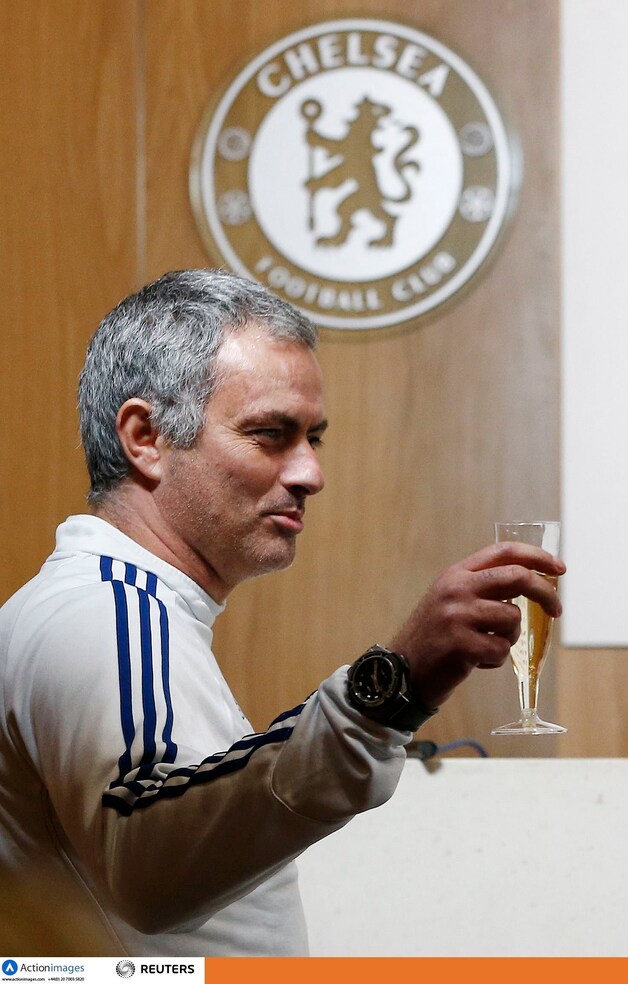Mourinho, zondag 51 geworden, trakteerde de aanwezige ournalisten op champagne