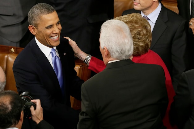 Obama groet aanwezigen voor aanvang van zijn State of the Union.