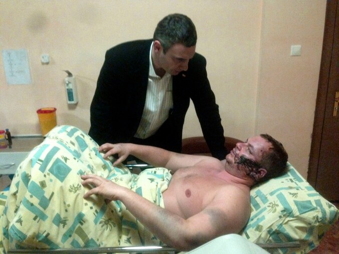 Dmitri Boelatov in het ziekenhuis met de oppositieleider Vitali Klitsjko.