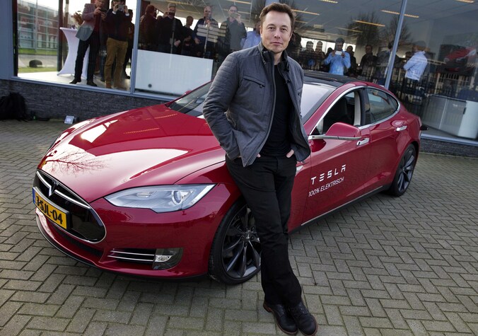 Elon Musk, co-founder en CEO van Tesla, poseert bij een model van zijn automerk tijdens zijn bezoek aan Nederland.