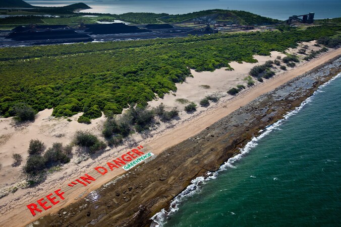 Greenpeace voert actie in de buurt van de haven Abbot Point en wijst op de gevaren van een uitbreiding van die haven.