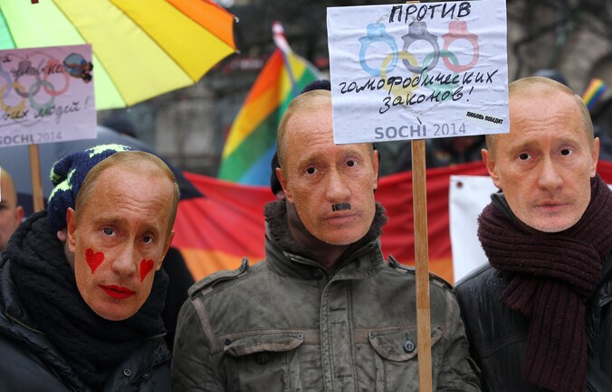 Demonstranten dragen maskers van Vladimir Poetin.