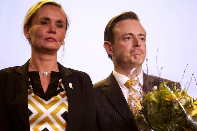 Liesbeth Homans langs N-VA-voorzitter Bart De Wever.