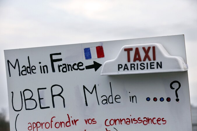 In Parijs kwamen taxichauffeurs op straat tegen de taxidienst Uber, die ze oneerlijke concurrentie verwijten.