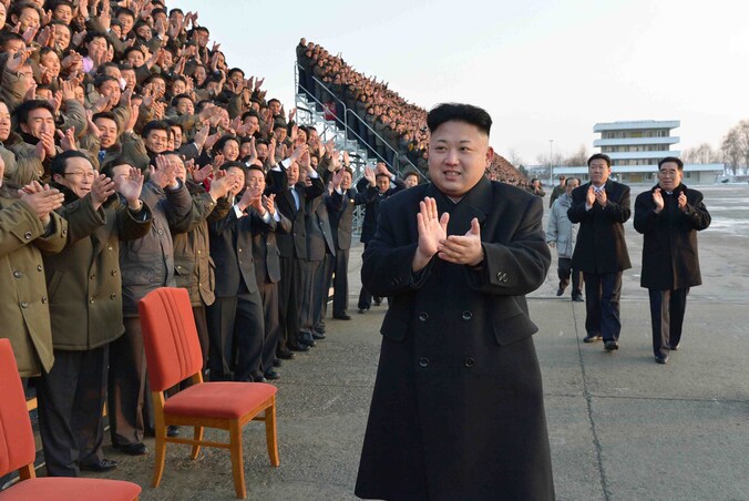 Deze foto van Kim Jong-un is gisteren vrijgegeven door het Noord-Koreaanse persbureau KCNA. De leider bezoekt hier een conferentie voor werknemers uit de agrarische sector.