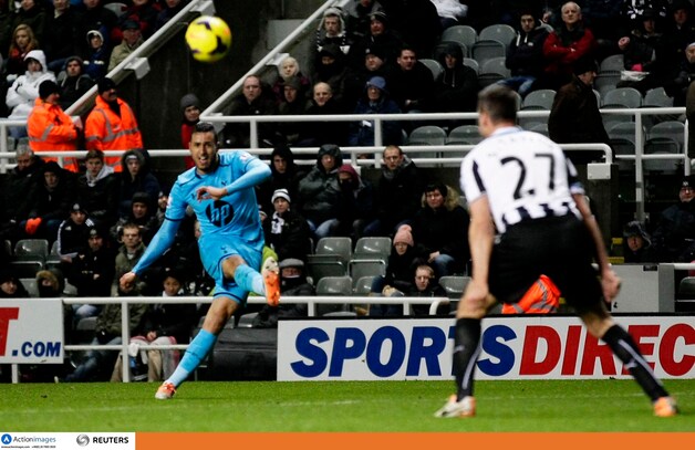 Chadli legt aan voor zijn eerste treffer voor Tottenham.