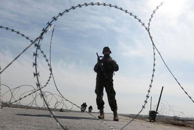 Een bewaker aan de gevangenis in Bagram.