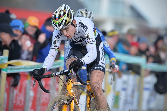 Wereldkampioen Wout Van Aert won bij de beloften in Middelkerke.
