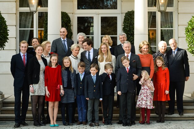 Een stralende prinses Claire (achteraan).