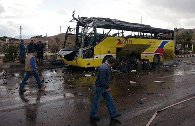 Een toeristenbus in Sinaï werd zondag getroffen door een explosie. Daarbij vielen verschillende doden en tientallen gewonden.