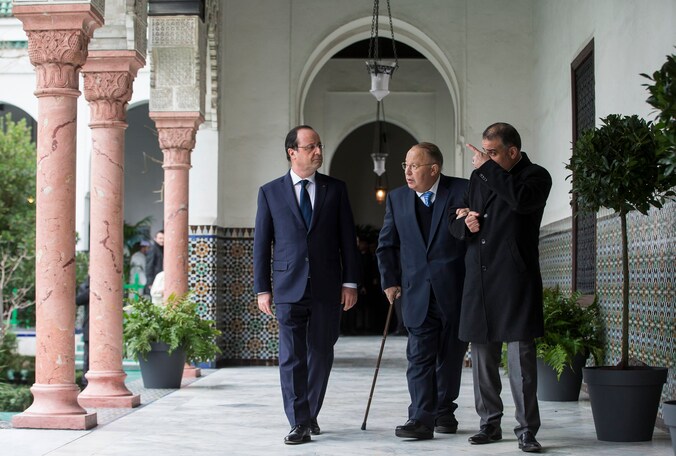 Dalil Boubakeur en president Hollande tijdens een rondleiding in de Grote Moskee van Parijs.