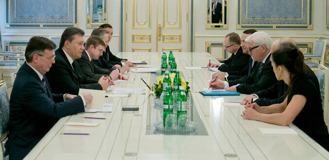 President Janoekovitsj (2e van links) tijdens de onderhandelingen met de EU-delegatie: Frank-Walter Steinmeier (3e van rechts), Laurent Fabius (2e van rechts), Radoslaw Sikorski (4e van rechts).