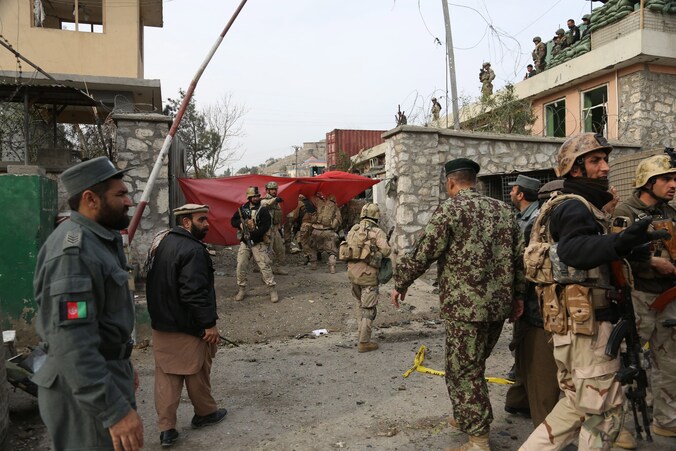 Afghaanse militairen bij een plek waar vrijdag een zelfmoordaanslag werd gepleegd in Sarobi, in de provincie Kabul.