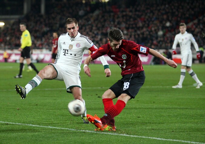 Pocognoli (archiefbeeld) in duel met Lahm.