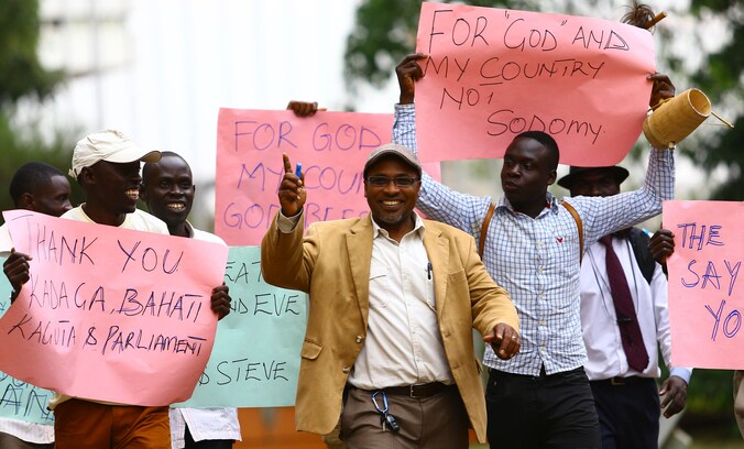 Supporters van Museveni bedanken hem voor het tekenen van de anti-homowet.