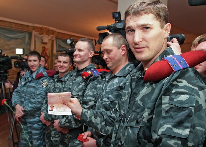 Een Oekraïense Berkut-officier met zijn nieuw Russisch paspoort.