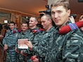 Een Oekraïense Berkut-officier met zijn nieuw Russisch paspoort.
