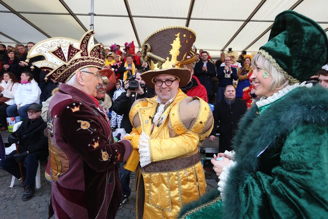 Burgemeester van Aalst Christoph D'Haese (midden) tijdens de 86ste editie van het carnaval vorig jaar.
