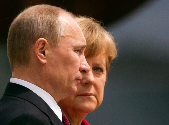 De Russische president Vladimir Poetin langs Duits bondskanselier Angela Merkel.