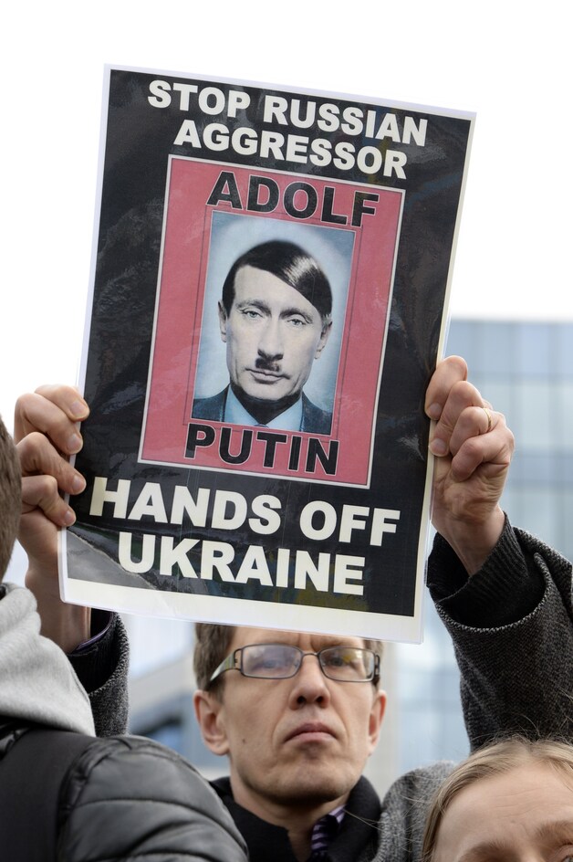 Deze demonstrant vergelijkt Poetin met Hitler, foto uit maart 2014.