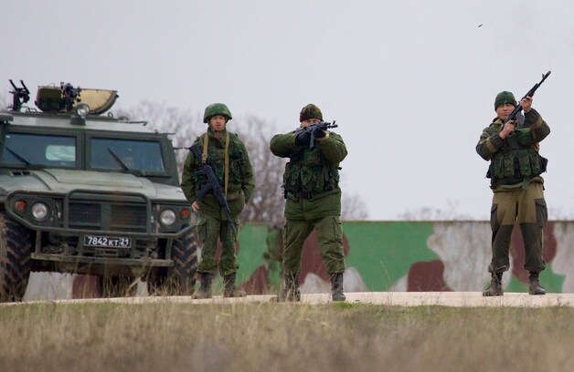 Zwaarbewapende Russische militairen vuren enkele waarschuwingsschoten af.