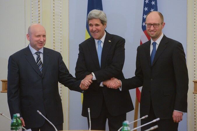 Oleksandr Turchynov, John Kerry en Arseniy Yatsenyuk.