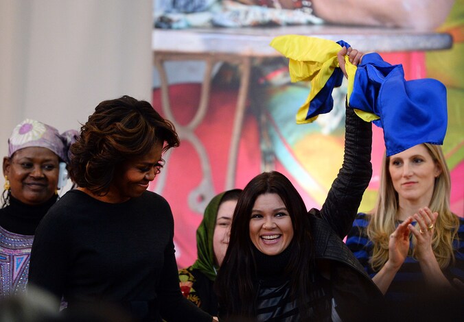 Michelle Obama samen met zangeres Ruslana Lyzhychko.