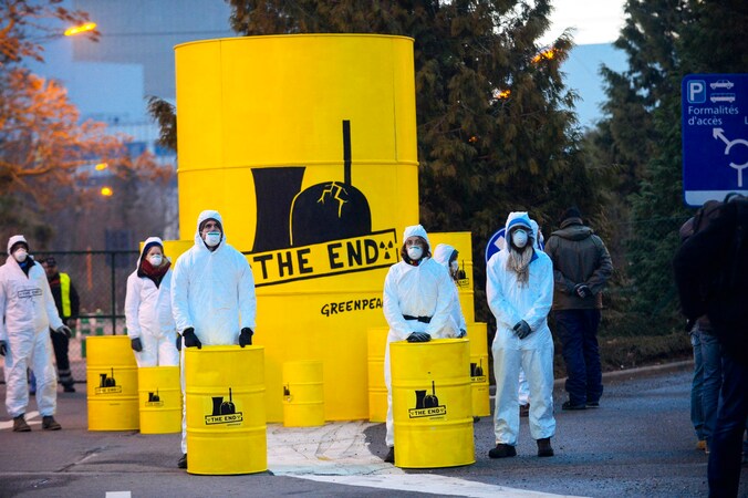 Greenpeace-activisten aan de kerncentrale van Tihange.