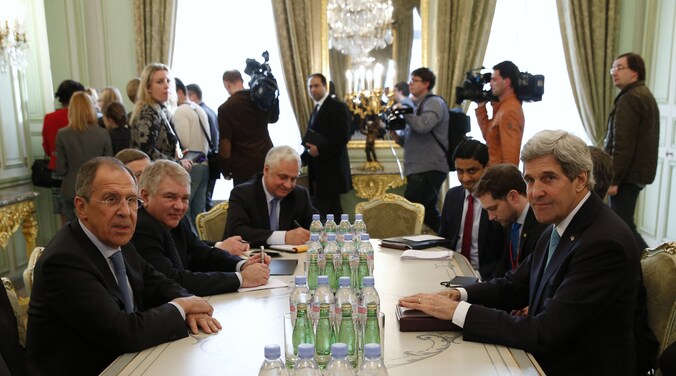 De Russische minister van Buitenlandse Zaken Lavrov (l.) en zijn Amerikaanse evenknie Kerry (r.).