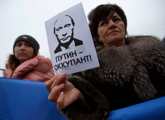"POetin - bezetter" staat er te lezen op deze anti-Russische betoging in Simferopol op de Krim, enkele dagen voor het omstreden referendum van vorige maand.