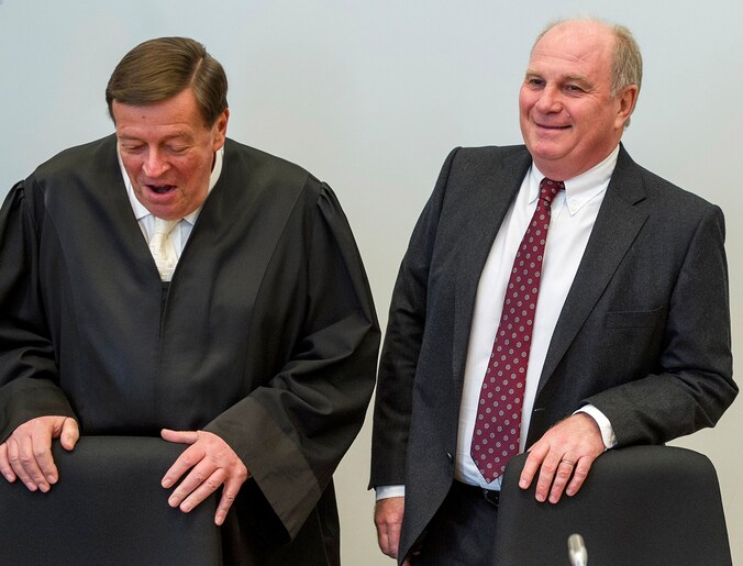 Uli Hoeness (r) met zijn advocaat Hanns W. Feigen