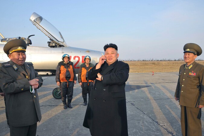 Kim Jong Un rookt nog een sigaret voor hij aan boord gaat van een vliegtuig.