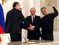 Onder meer de eerste minister van de Krim-regering Sergei Aksyonov (l.) en Alexei Chaliy (r.), de burgemeester van Sebastopol, zijn in het Kremlin aanwezig.