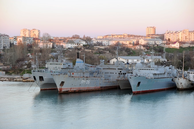 Rusland stuurt ook een vliegdekschip met helikopters naar Sebastopol.