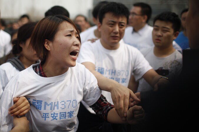 Chinese nabestaanden protesteren voor de Maleisische ambassade.