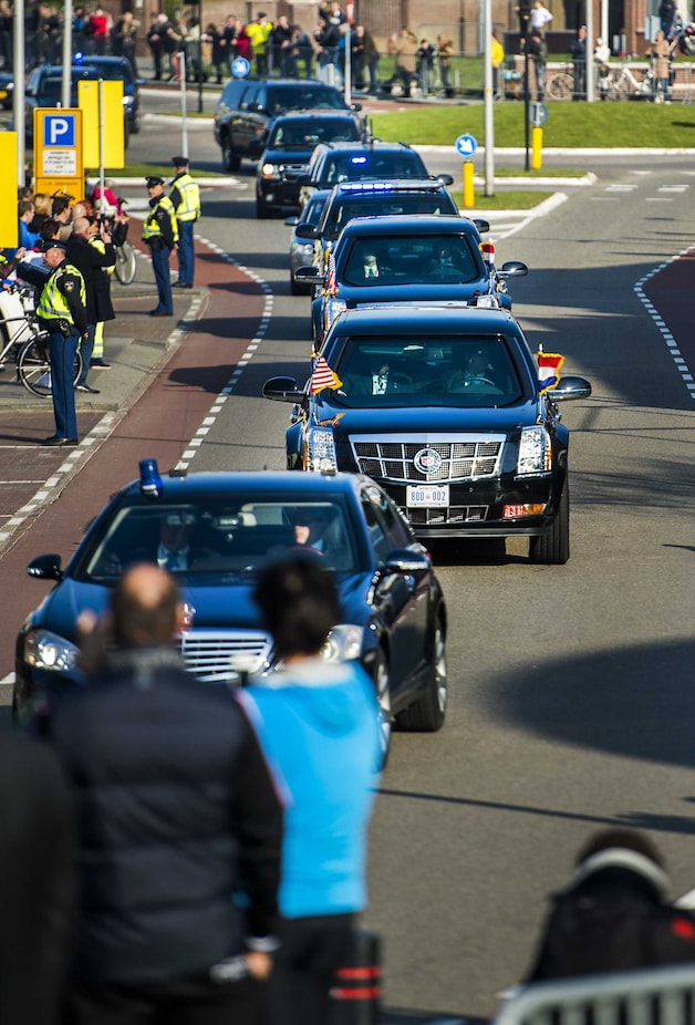 De presidentiële colonne met vooraan de twee The Beast-limousines.