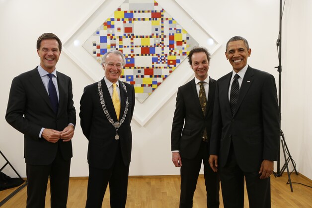 De Nederlandse premier Mark Rutte en burgemeester Jozias Van Aartsen naast Obama en museumdirecteur Tempel.