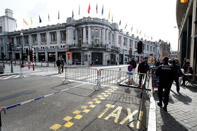 Politieagenten staan klaar aan de Bozar in Brussel voor de toespraak van Obama.