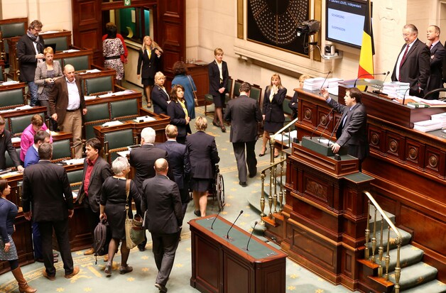 Na de uitlatingen van Louis verlaten de parlementsleden de Kamer.